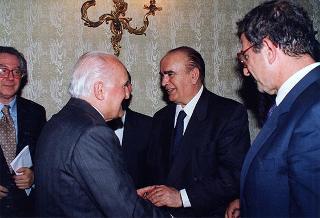 Giuseppe Casile, presidente del Circolo culturale &quot;Rhegium Julii&quot;, con il Comitato promotore, la giuria ed i vincitori del Premio per il 1995