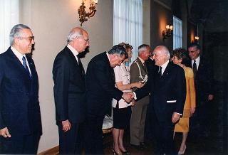 Ricevimento offerto dal Presidente della Repubblica alla rappresentanze diplomatiche estere per il 50° anniversario della Fondazione della Repubblica - Palazzo del Quirinale - Salone dei Corazzieri