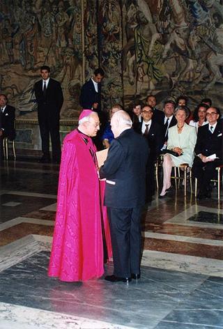Ricevimento offerto dal Presidente della Repubblica alla rappresentanze diplomatiche estere per il 50° anniversario della Fondazione della Repubblica - Palazzo del Quirinale - Salone dei Corazzieri