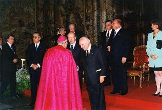 Ricevimento offerto dal Presidente della Repubblica alla rappresentanze diplomatiche estere per il 50° anniversario della Fondazione della Repubblica - Palazzo del Quirinale - Salone dei Corazzieri