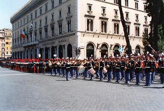Roma, Piazza Venezia: deposizione, in forma ufficale, da parte del Presidente della Repubblica di una corona d'alloro all'Altare della Patria per il 50° anniversario della Fondazione della Repubblica