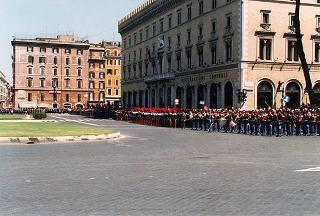 Roma, Piazza Venezia: deposizione, in forma ufficale, da parte del Presidente della Repubblica di una corona d'alloro all'Altare della Patria per il 50° anniversario della Fondazione della Repubblica