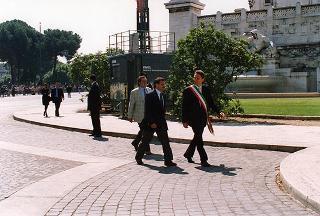 Roma, Piazza Venezia: deposizione, in forma ufficale, da parte del Presidente della Repubblica di una corona d'alloro all'Altare della Patria per il 50° anniversario della Fondazione della Repubblica