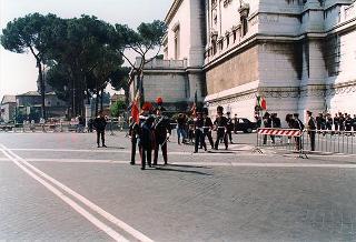 Roma, Piazza Venezia: deposizione, in forma ufficale, da parte del Presidente della Repubblica di una corona d'alloro all'Altare della Patria per il 50° anniversario della Fondazione della Repubblica