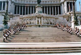 Roma, Piazza Venezia: deposizione, in forma ufficale, da parte del Presidente della Repubblica di una corona d'alloro all'Altare della Patria per il 50° anniversario della Fondazione della Repubblica