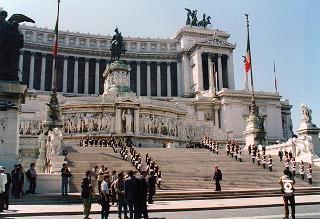 Roma, Piazza Venezia: deposizione, in forma ufficale, da parte del Presidente della Repubblica di una corona d'alloro all'Altare della Patria per il 50° anniversario della Fondazione della Repubblica