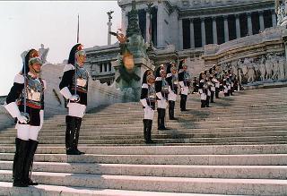 Roma, Piazza Venezia: deposizione, in forma ufficale, da parte del Presidente della Repubblica di una corona d'alloro all'Altare della Patria per il 50° anniversario della Fondazione della Repubblica