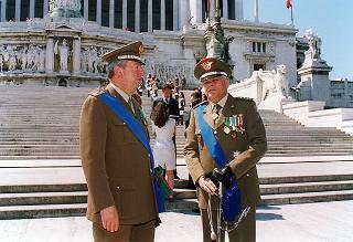 Roma, Piazza Venezia: deposizione, in forma ufficale, da parte del Presidente della Repubblica di una corona d'alloro all'Altare della Patria per il 50° anniversario della Fondazione della Repubblica