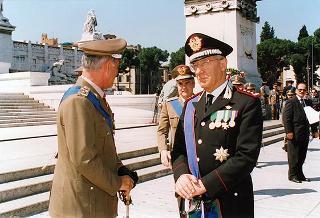 Roma, Piazza Venezia: deposizione, in forma ufficale, da parte del Presidente della Repubblica di una corona d'alloro all'Altare della Patria per il 50° anniversario della Fondazione della Repubblica