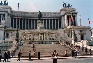 Roma, Piazza Venezia: deposizione, in forma ufficale, da parte del Presidente della Repubblica di una corona d'alloro all'Altare della Patria per il 50° anniversario della Fondazione della Repubblica