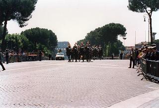 Roma, Piazza Venezia: deposizione, in forma ufficale, da parte del Presidente della Repubblica di una corona d'alloro all'Altare della Patria per il 50° anniversario della Fondazione della Repubblica