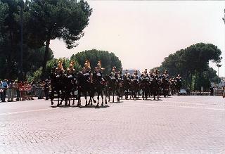 Roma, Piazza Venezia: deposizione, in forma ufficale, da parte del Presidente della Repubblica di una corona d'alloro all'Altare della Patria per il 50° anniversario della Fondazione della Repubblica