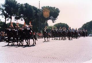 Roma, Piazza Venezia: deposizione, in forma ufficale, da parte del Presidente della Repubblica di una corona d'alloro all'Altare della Patria per il 50° anniversario della Fondazione della Repubblica