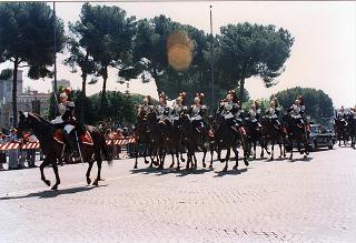 Roma, Piazza Venezia: deposizione, in forma ufficale, da parte del Presidente della Repubblica di una corona d'alloro all'Altare della Patria per il 50° anniversario della Fondazione della Repubblica