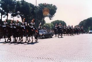 Roma, Piazza Venezia: deposizione, in forma ufficale, da parte del Presidente della Repubblica di una corona d'alloro all'Altare della Patria per il 50° anniversario della Fondazione della Repubblica