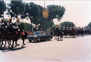 Roma, Piazza Venezia: deposizione, in forma ufficale, da parte del Presidente della Repubblica di una corona d'alloro all'Altare della Patria per il 50° anniversario della Fondazione della Repubblica