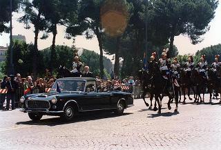 Roma, Piazza Venezia: deposizione, in forma ufficale, da parte del Presidente della Repubblica di una corona d'alloro all'Altare della Patria per il 50° anniversario della Fondazione della Repubblica