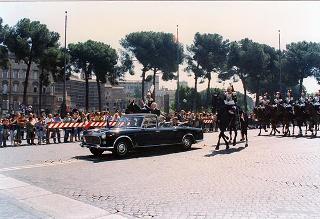 Roma, Piazza Venezia: deposizione, in forma ufficale, da parte del Presidente della Repubblica di una corona d'alloro all'Altare della Patria per il 50° anniversario della Fondazione della Repubblica