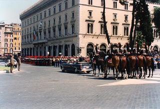 Roma, Piazza Venezia: deposizione, in forma ufficale, da parte del Presidente della Repubblica di una corona d'alloro all'Altare della Patria per il 50° anniversario della Fondazione della Repubblica