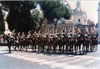 Roma, Piazza Venezia: deposizione, in forma ufficale, da parte del Presidente della Repubblica di una corona d'alloro all'Altare della Patria per il 50° anniversario della Fondazione della Repubblica