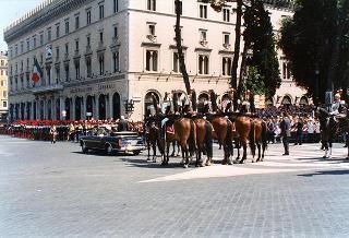 Roma, Piazza Venezia: deposizione, in forma ufficale, da parte del Presidente della Repubblica di una corona d'alloro all'Altare della Patria per il 50° anniversario della Fondazione della Repubblica