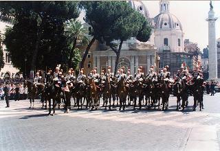 Roma, Piazza Venezia: deposizione, in forma ufficale, da parte del Presidente della Repubblica di una corona d'alloro all'Altare della Patria per il 50° anniversario della Fondazione della Repubblica