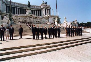 Roma, Piazza Venezia: deposizione, in forma ufficale, da parte del Presidente della Repubblica di una corona d'alloro all'Altare della Patria per il 50° anniversario della Fondazione della Repubblica