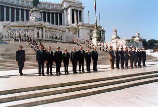 Roma, Piazza Venezia: deposizione, in forma ufficale, da parte del Presidente della Repubblica di una corona d'alloro all'Altare della Patria per il 50° anniversario della Fondazione della Repubblica
