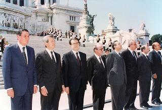 Roma, Piazza Venezia: deposizione, in forma ufficale, da parte del Presidente della Repubblica di una corona d'alloro all'Altare della Patria per il 50° anniversario della Fondazione della Repubblica