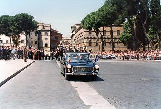 Roma, Piazza Venezia: deposizione, in forma ufficale, da parte del Presidente della Repubblica di una corona d'alloro all'Altare della Patria per il 50° anniversario della Fondazione della Repubblica