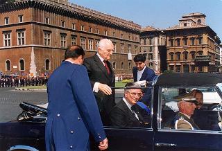 Roma, Piazza Venezia: deposizione, in forma ufficale, da parte del Presidente della Repubblica di una corona d'alloro all'Altare della Patria per il 50° anniversario della Fondazione della Repubblica