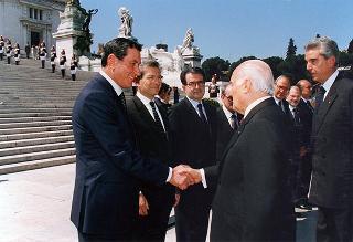Roma, Piazza Venezia: deposizione, in forma ufficale, da parte del Presidente della Repubblica di una corona d'alloro all'Altare della Patria per il 50° anniversario della Fondazione della Repubblica