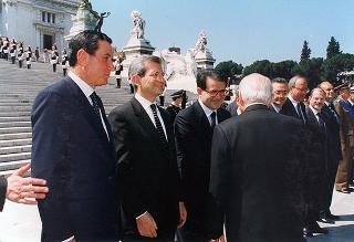 Roma, Piazza Venezia: deposizione, in forma ufficale, da parte del Presidente della Repubblica di una corona d'alloro all'Altare della Patria per il 50° anniversario della Fondazione della Repubblica