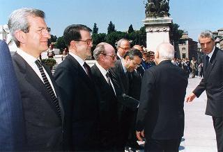 Roma, Piazza Venezia: deposizione, in forma ufficale, da parte del Presidente della Repubblica di una corona d'alloro all'Altare della Patria per il 50° anniversario della Fondazione della Repubblica