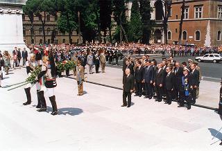 Roma, Piazza Venezia: deposizione, in forma ufficale, da parte del Presidente della Repubblica di una corona d'alloro all'Altare della Patria per il 50° anniversario della Fondazione della Repubblica