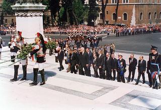 Roma, Piazza Venezia: deposizione, in forma ufficale, da parte del Presidente della Repubblica di una corona d'alloro all'Altare della Patria per il 50° anniversario della Fondazione della Repubblica