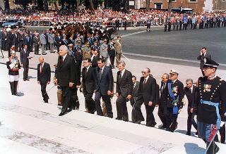 Roma, Piazza Venezia: deposizione, in forma ufficale, da parte del Presidente della Repubblica di una corona d'alloro all'Altare della Patria per il 50° anniversario della Fondazione della Repubblica