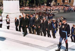Roma, Piazza Venezia: deposizione, in forma ufficale, da parte del Presidente della Repubblica di una corona d'alloro all'Altare della Patria per il 50° anniversario della Fondazione della Repubblica