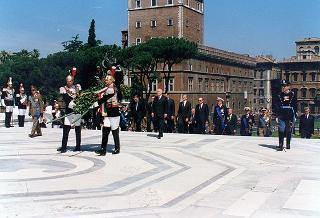 Roma, Piazza Venezia: deposizione, in forma ufficale, da parte del Presidente della Repubblica di una corona d'alloro all'Altare della Patria per il 50° anniversario della Fondazione della Repubblica