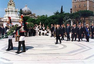 Roma, Piazza Venezia: deposizione, in forma ufficale, da parte del Presidente della Repubblica di una corona d'alloro all'Altare della Patria per il 50° anniversario della Fondazione della Repubblica
