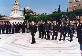 Roma, Piazza Venezia: deposizione, in forma ufficale, da parte del Presidente della Repubblica di una corona d'alloro all'Altare della Patria per il 50° anniversario della Fondazione della Repubblica