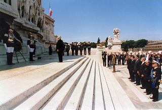 Roma, Piazza Venezia: deposizione, in forma ufficale, da parte del Presidente della Repubblica di una corona d'alloro all'Altare della Patria per il 50° anniversario della Fondazione della Repubblica