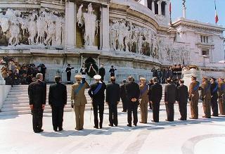 Roma, Piazza Venezia: deposizione, in forma ufficale, da parte del Presidente della Repubblica di una corona d'alloro all'Altare della Patria per il 50° anniversario della Fondazione della Repubblica