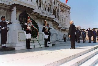 Roma, Piazza Venezia: deposizione, in forma ufficale, da parte del Presidente della Repubblica di una corona d'alloro all'Altare della Patria per il 50° anniversario della Fondazione della Repubblica