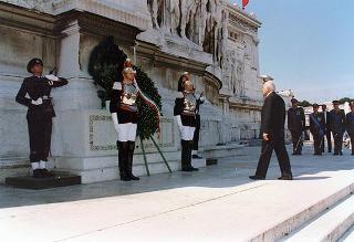 Roma, Piazza Venezia: deposizione, in forma ufficale, da parte del Presidente della Repubblica di una corona d'alloro all'Altare della Patria per il 50° anniversario della Fondazione della Repubblica