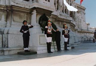 Roma, Piazza Venezia: deposizione, in forma ufficale, da parte del Presidente della Repubblica di una corona d'alloro all'Altare della Patria per il 50° anniversario della Fondazione della Repubblica