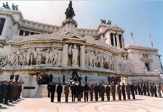 Roma, Piazza Venezia: deposizione, in forma ufficale, da parte del Presidente della Repubblica di una corona d'alloro all'Altare della Patria per il 50° anniversario della Fondazione della Repubblica
