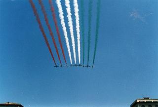 Roma, Piazza Venezia: deposizione, in forma ufficale, da parte del Presidente della Repubblica di una corona d'alloro all'Altare della Patria per il 50° anniversario della Fondazione della Repubblica