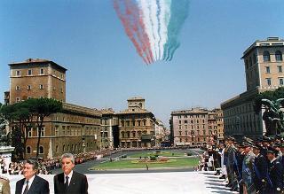 Roma, Piazza Venezia: deposizione, in forma ufficale, da parte del Presidente della Repubblica di una corona d'alloro all'Altare della Patria per il 50° anniversario della Fondazione della Repubblica