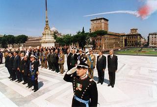Roma, Piazza Venezia: deposizione, in forma ufficale, da parte del Presidente della Repubblica di una corona d'alloro all'Altare della Patria per il 50° anniversario della Fondazione della Repubblica